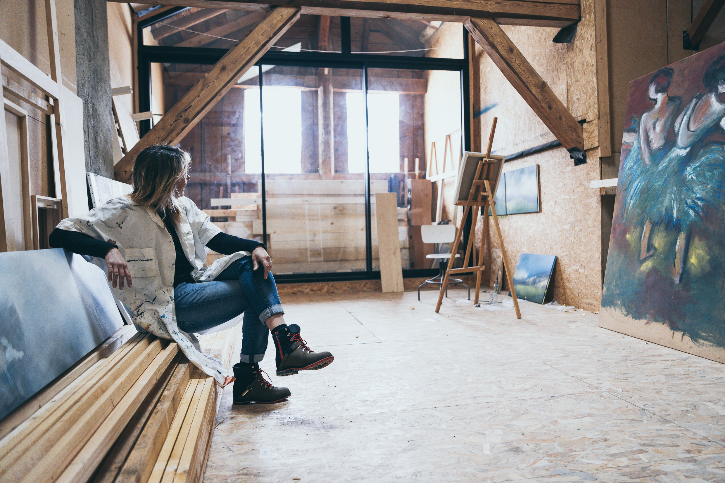 Adrianna.mjw dans son atelier d'artiste à Megève